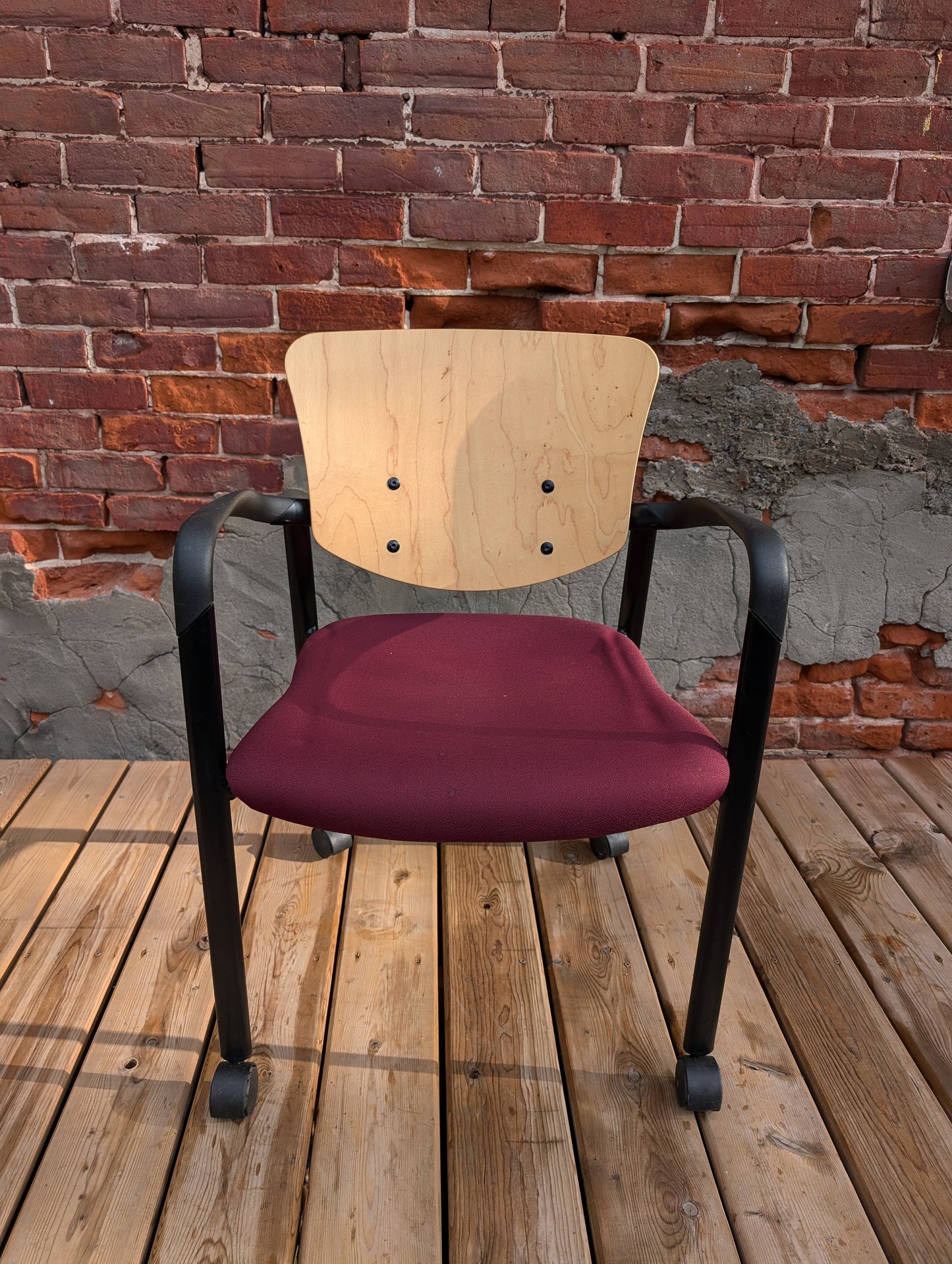 Modern Rolling Guest Chair with Durable Design