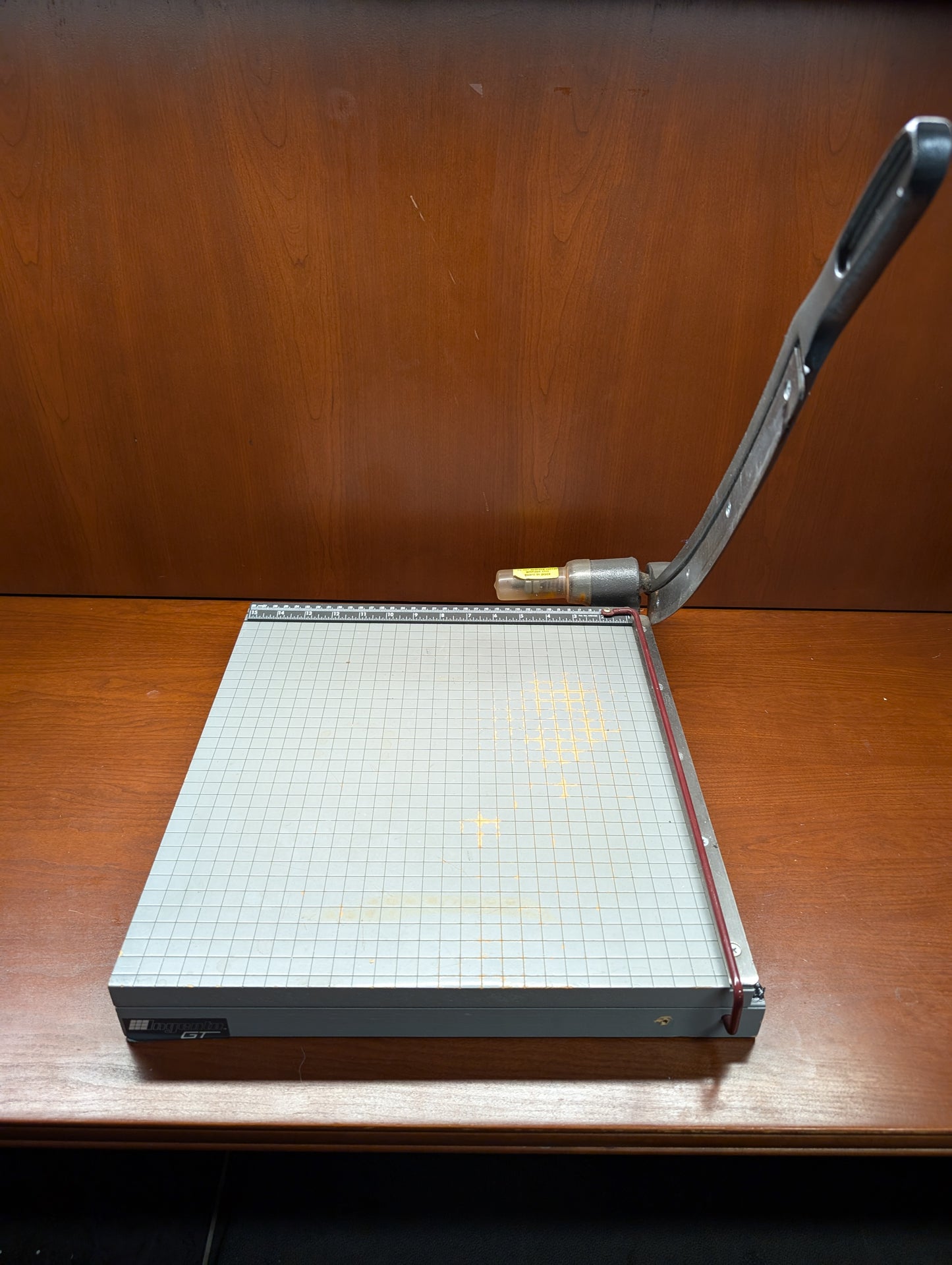 Guillotine paper cutter