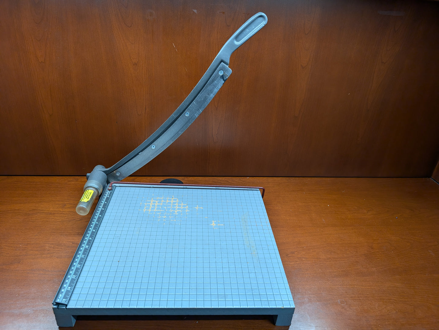 Guillotine paper cutter