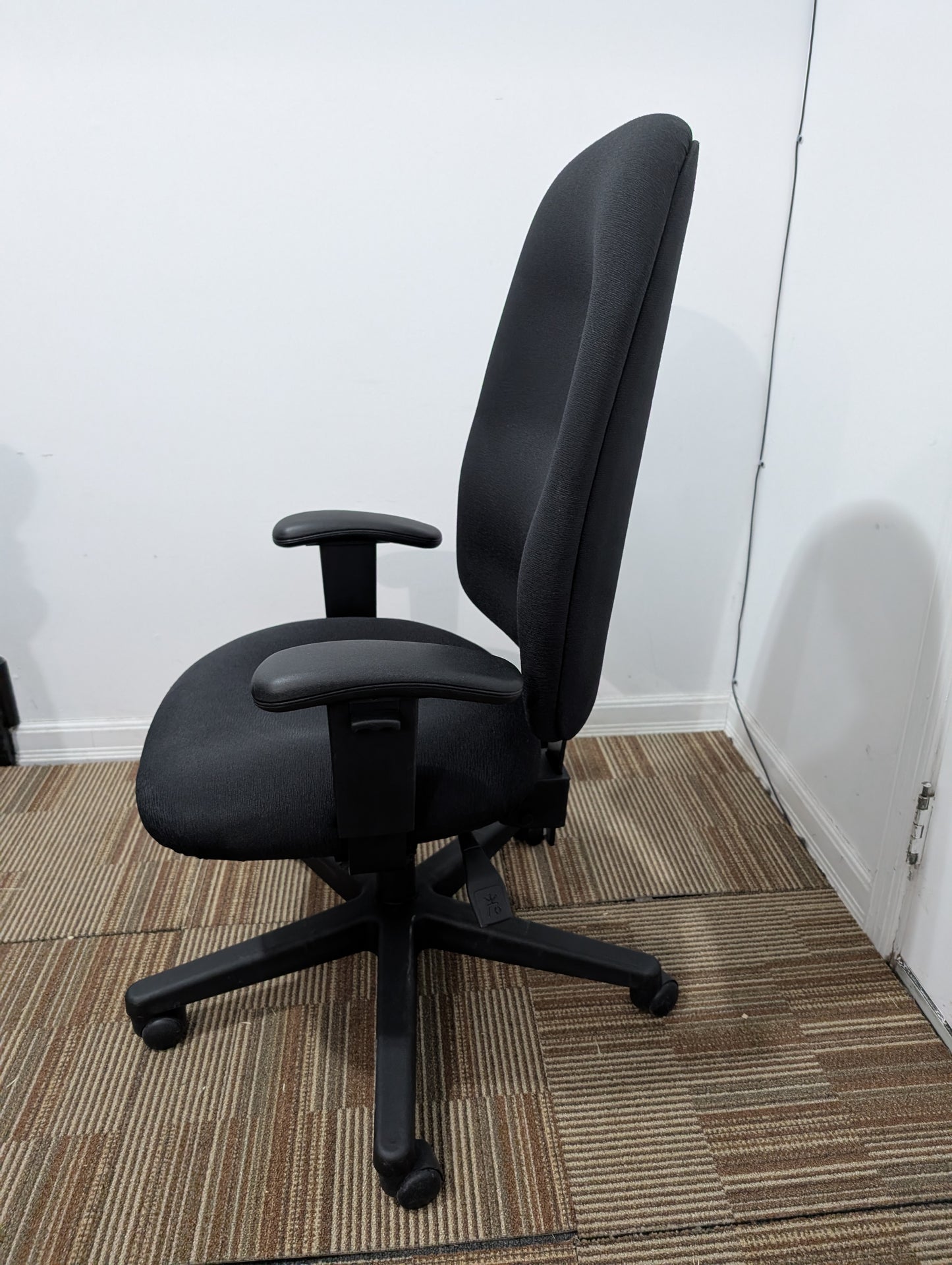 Global Upholstery Ergonomic Office Chair – Comfortable and Adjustable