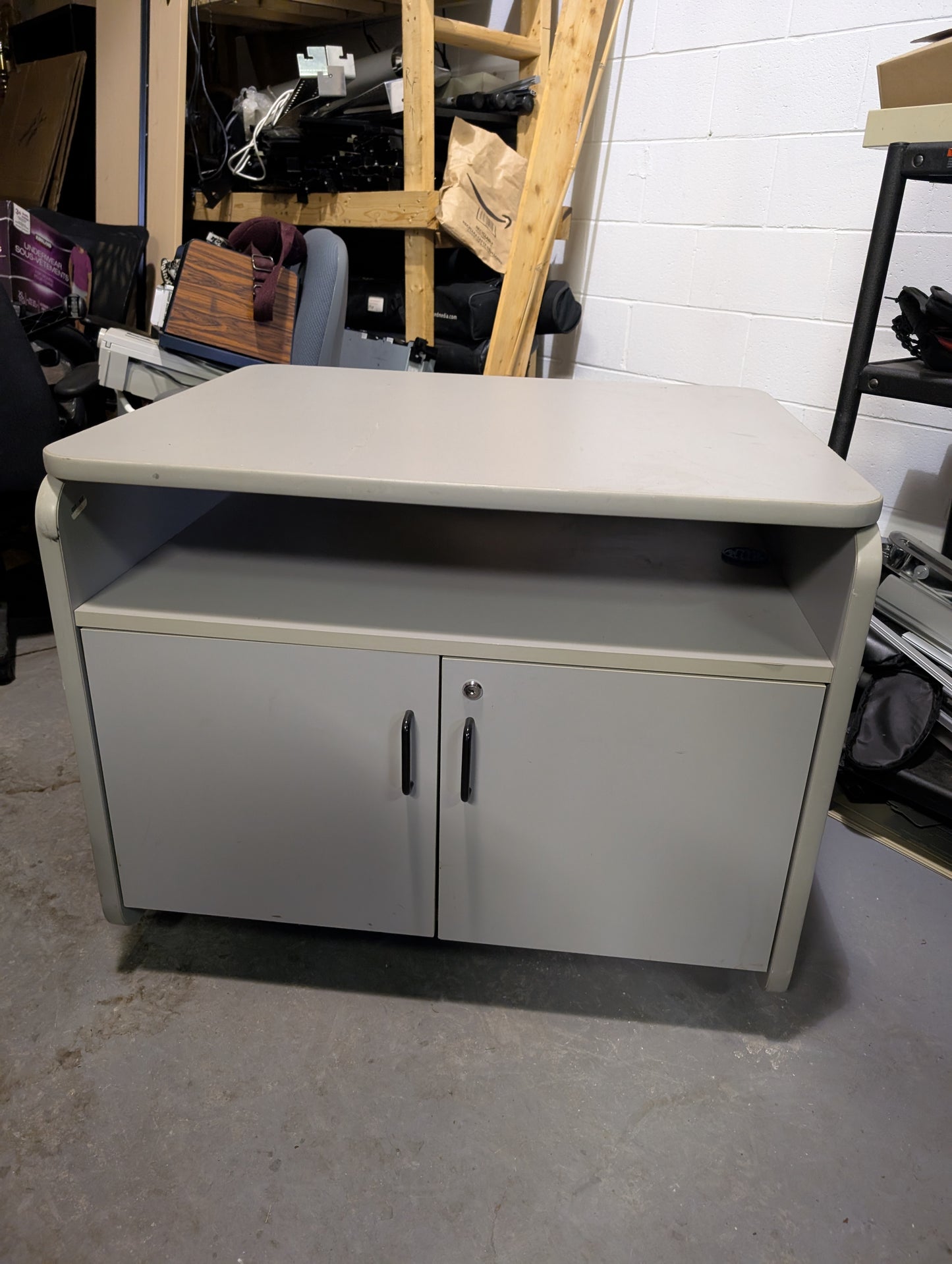 Heavy-duty Rolling Workstation with Storage